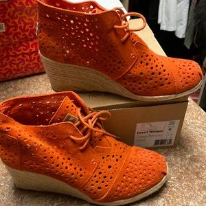 Toms Desert Wedges, orange Moroccan cutout, size 9